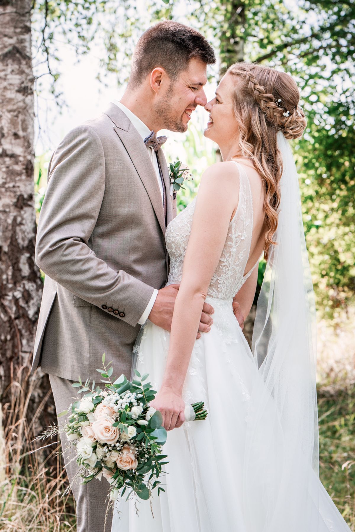 Brautpaarshooting - Uhlenm&uuml;hle- Brautpaar lacht verliebt