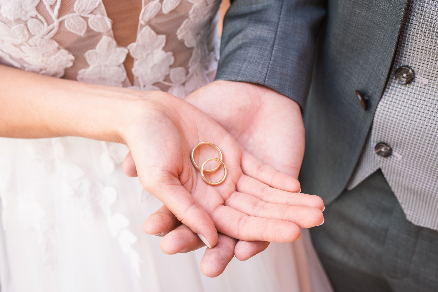 Braupaar h&auml;lt die Ringe in den H&auml;nden