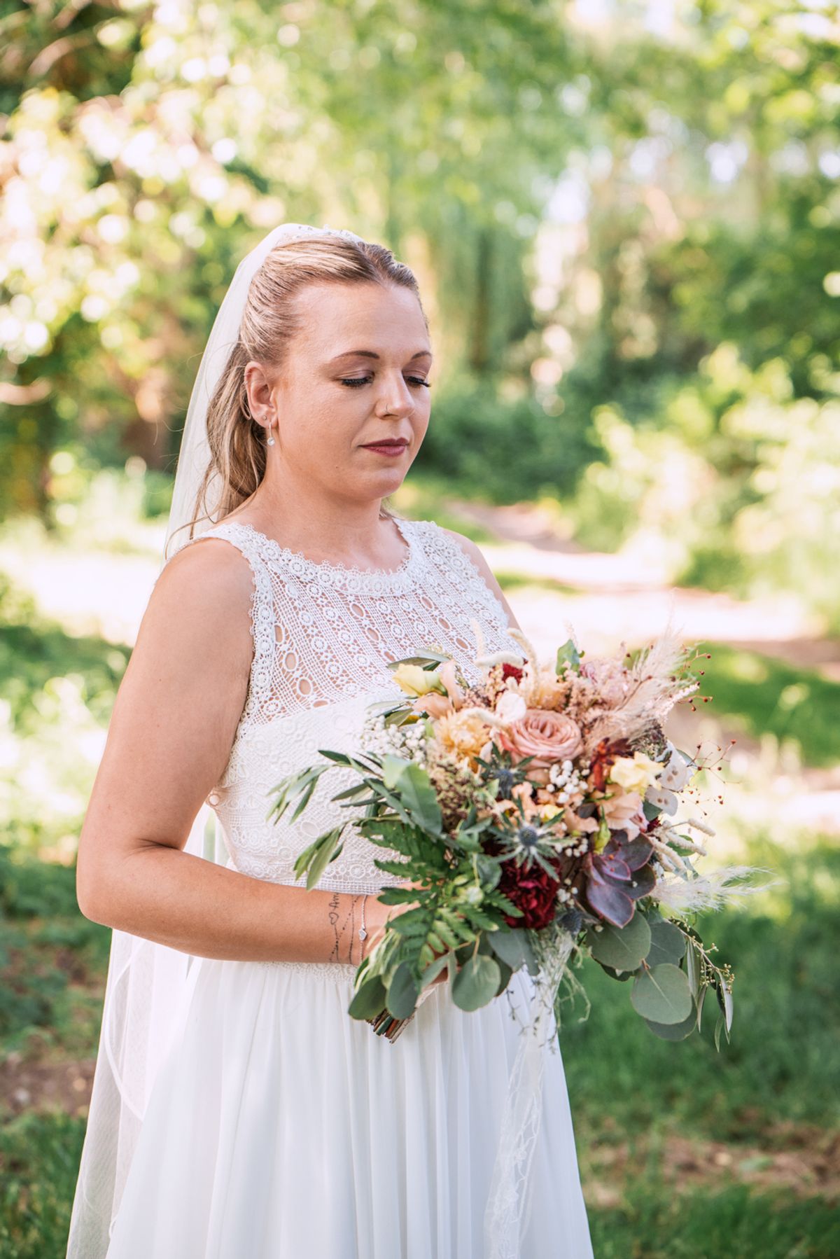 Nahaufnahme der Braut mit Brautstrau&szlig;.Brautportrait
